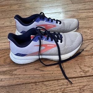 Women’s Brooks Launch 8